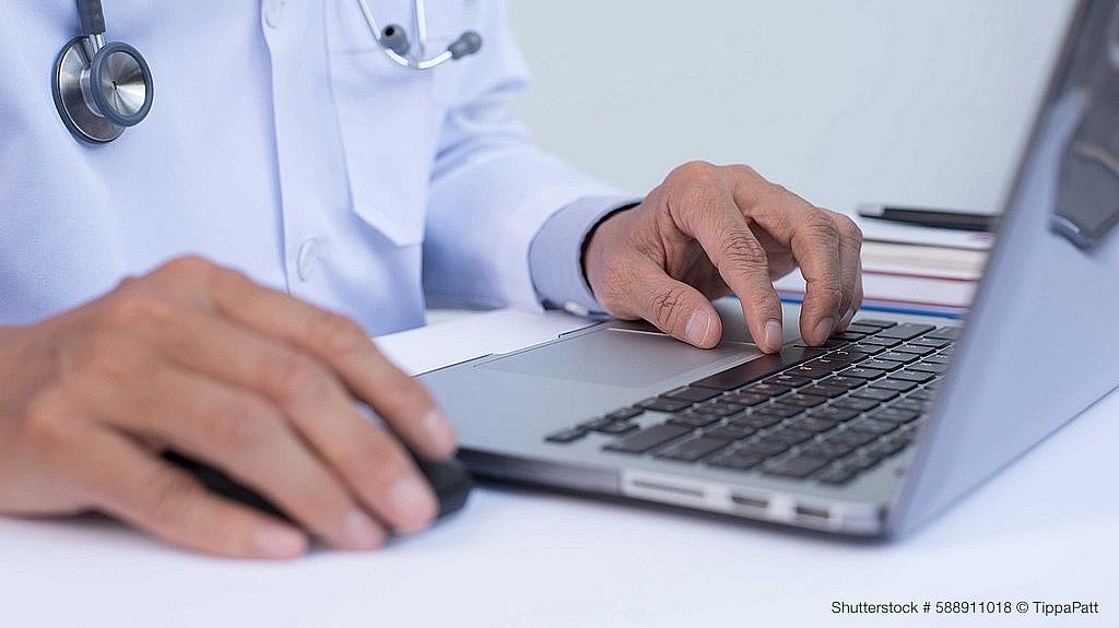 médecin utilisant un clavier