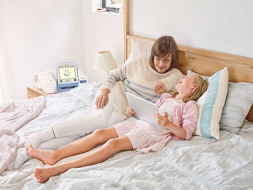 DPA – femme allongée sur un lit avec un enfant
