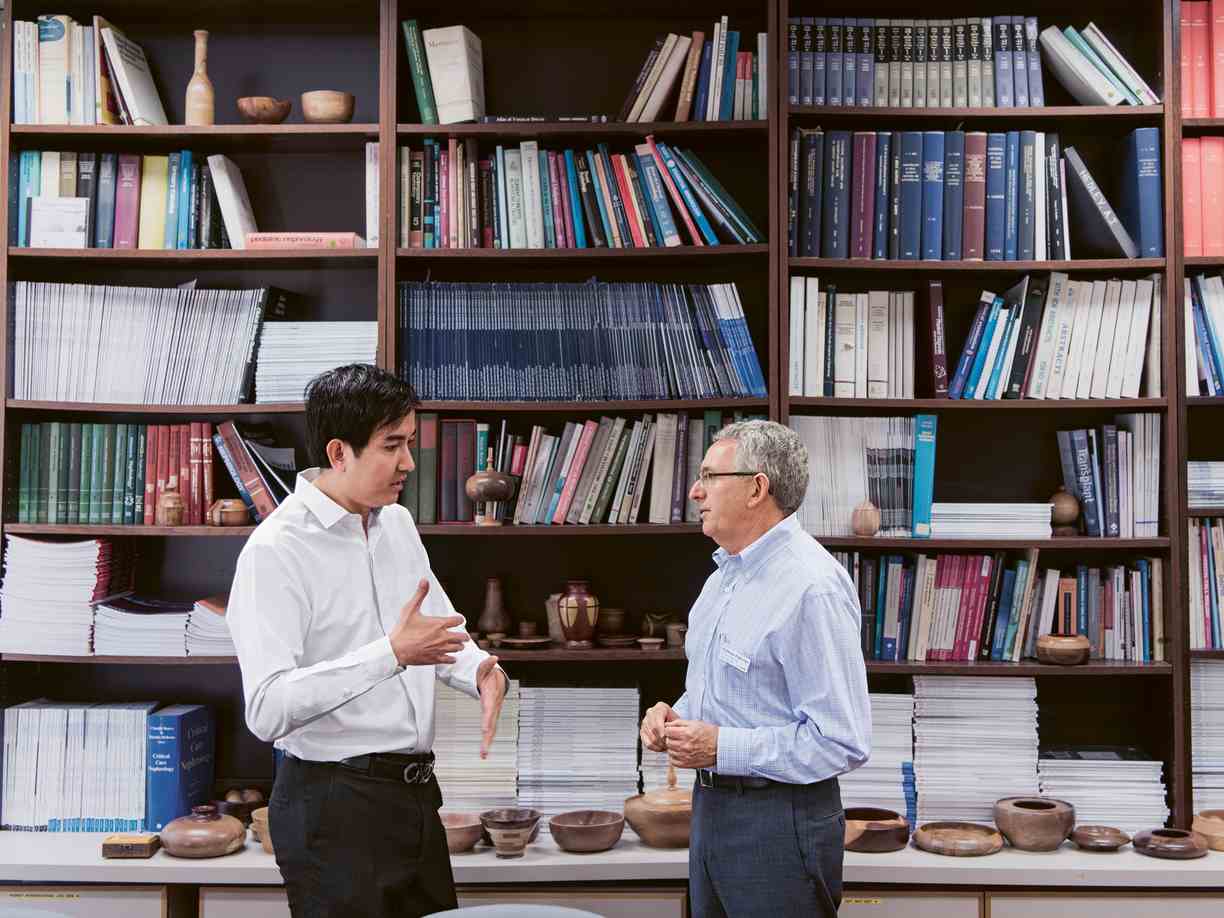 Dr. Kanitha und Prof. Kerr in a conversation Dr. Kanitha und Prof. Kerr in a conversation