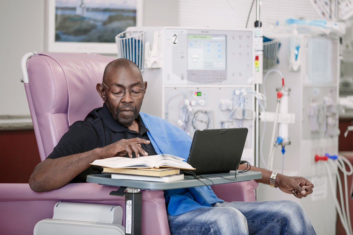 Bobby Claiborne au centre de dialyse Fresenius Medical Care pour son traitement.