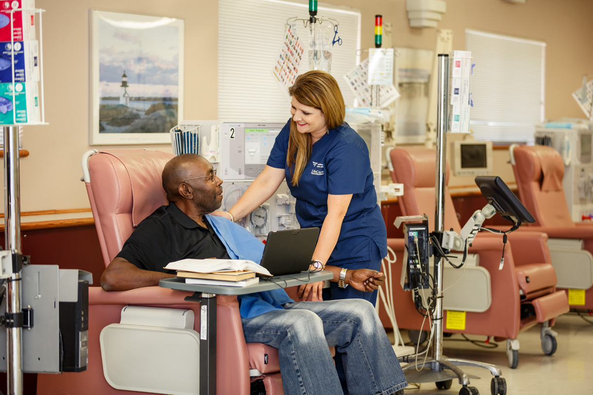 Bobby Claiborne et Nikki Bryant, responsable clinique du centre de dialyse Fresenius Medical Care de Coushatta
