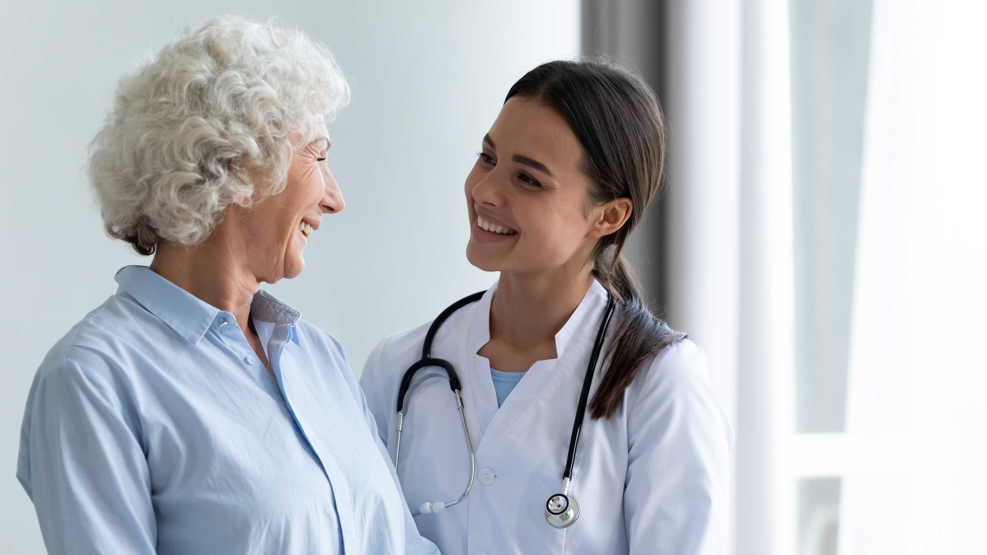 Médecin en compagnie d’une patiente heureuse